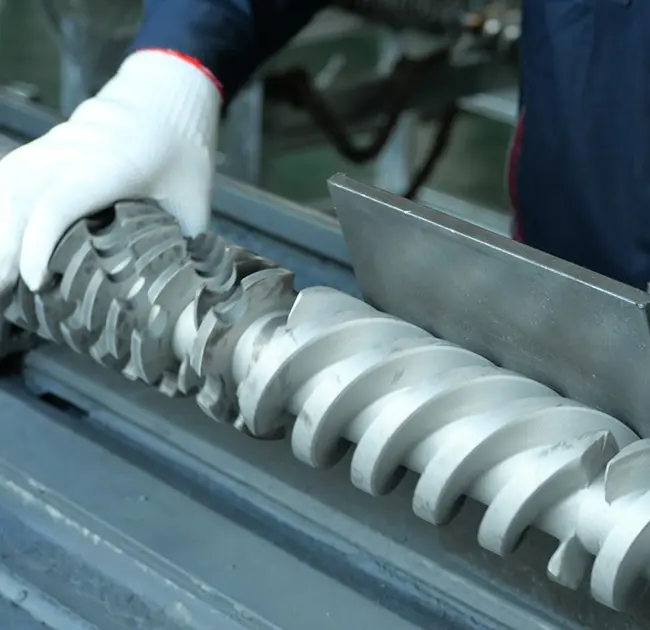 Proč se v extruderu opakovaně objevují černé čáry? Tento článek vás naučí, jak rychle zjistit, zda je příčinou problém s hlaveň nebo šroubem.