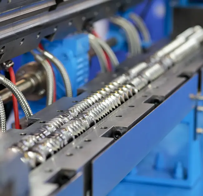 Pracovní proces a provozní opatření dvoušnekového pěnového granulátoru